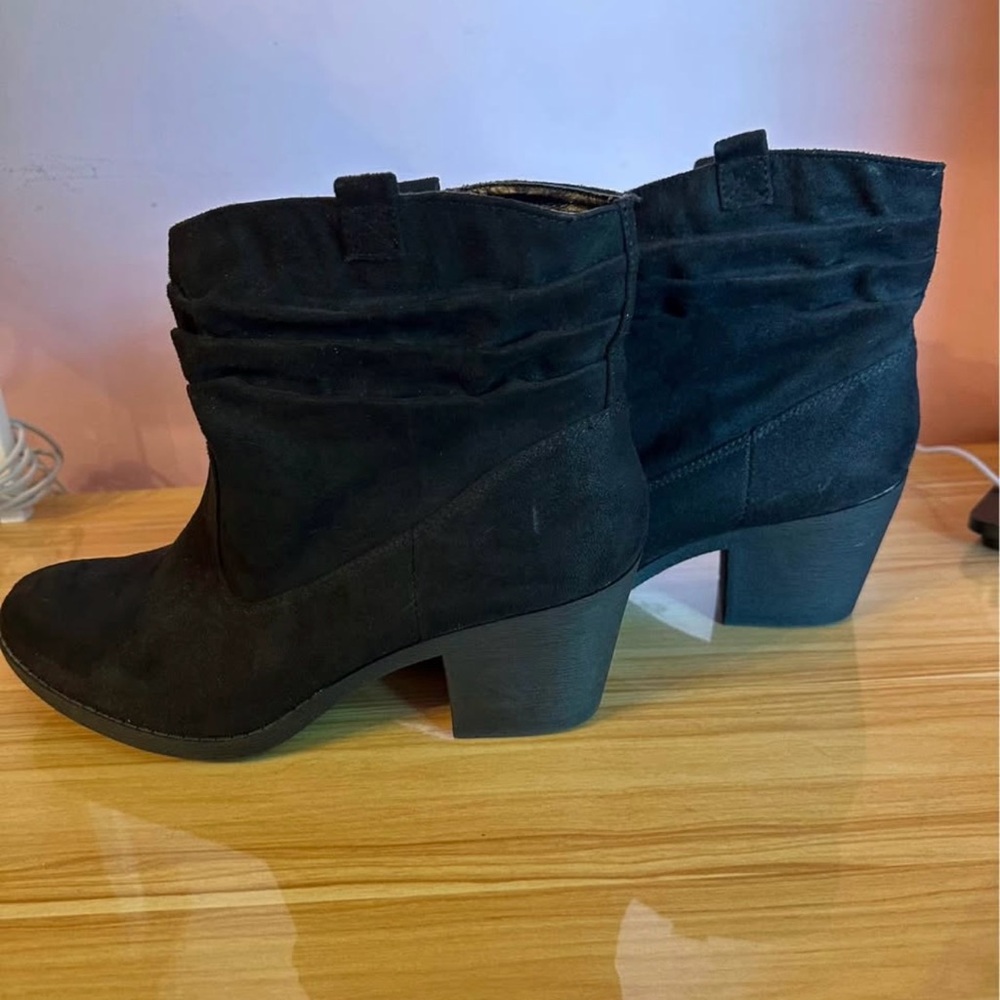 Arizona Women Black Suede Ankle Boots size 9